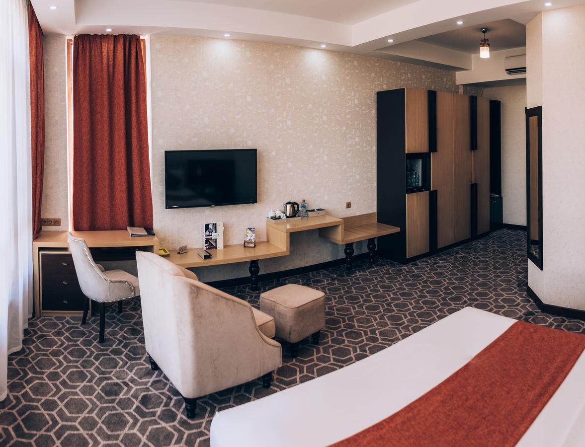 Megapolis Hotel Schymkent Exterior foto