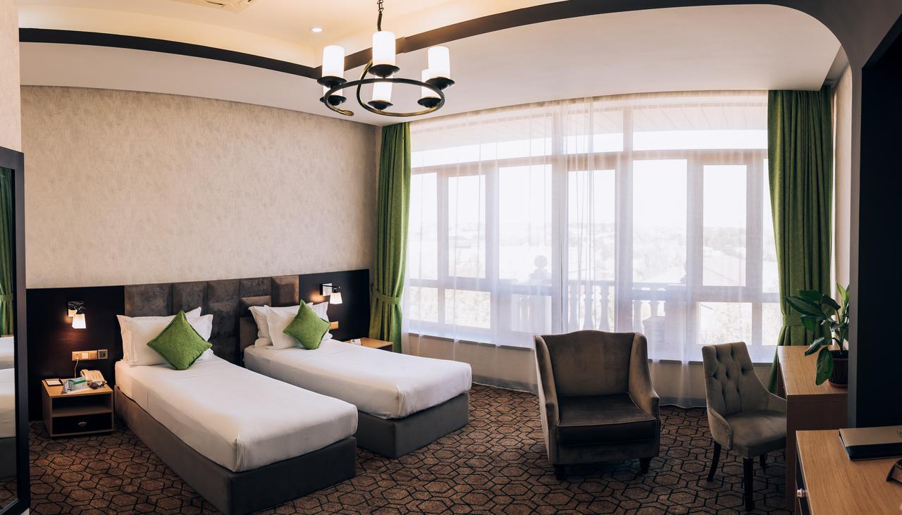 Megapolis Hotel Schymkent Exterior foto