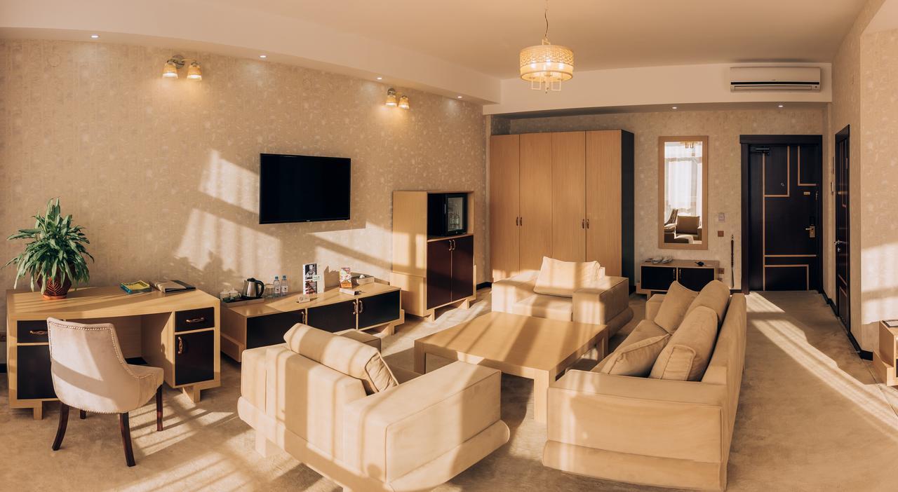 Megapolis Hotel Schymkent Exterior foto